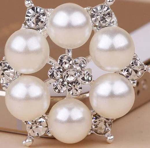 High-Quality Brooch with Rhinestones-Flower Pearl Rhinestone Brooch BR-020